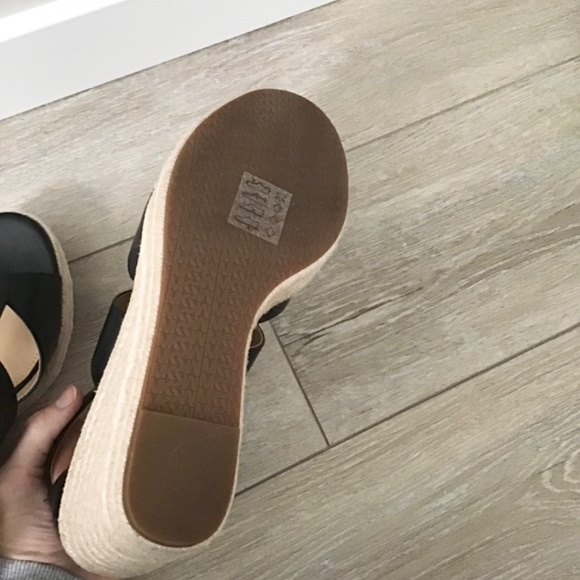 Like New Black leather Michael Kors Damita raffia wedges size 8.5 - Picture 3 of 3